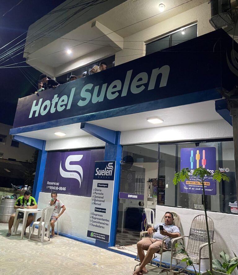 Hotel Suelen em Itacoatiara-AM, localizado no centro, na Avenida 15 de Novembro.